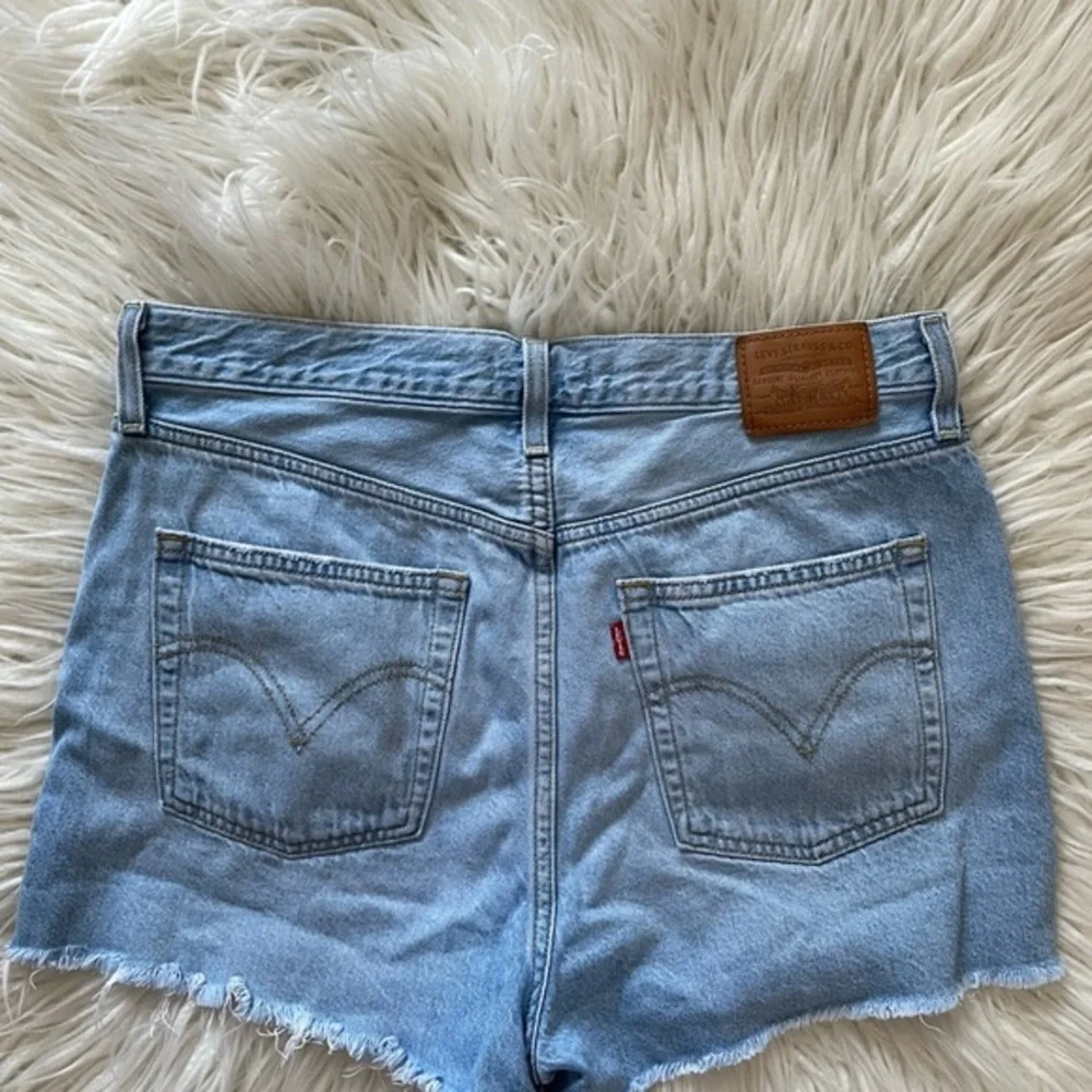 Levi’s ribcage light wash frayed cut off premium denim shorts‎ size 32
